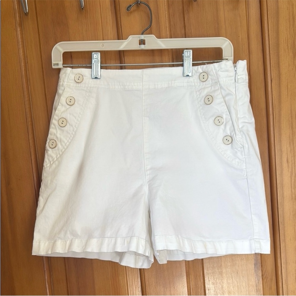 Women's White High Waisted Button-Accent Side Zip Shorts. Size 10